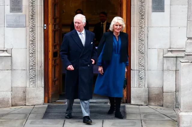 El rey Carlos III y la reina Camila saliendo del hospital después de recibir tratamiento