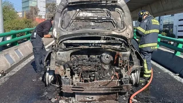 Se incendia auto en el Periférico