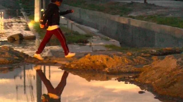 peatones caminan entre baches en nuevo león