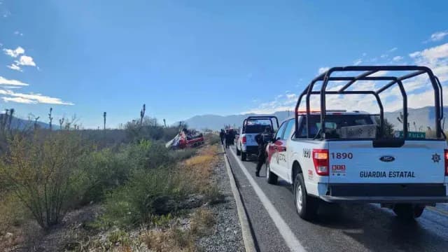 Elementos de la Guardia Estatal Auxilian a Conductor en el Tramo Carretero Miquihuana. Foto: @VoceriaSegTamps