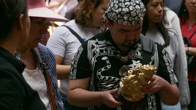 Un asistente a la celebración del año chino sostiene una figura de un dragón. Foto: Cuartoscuro