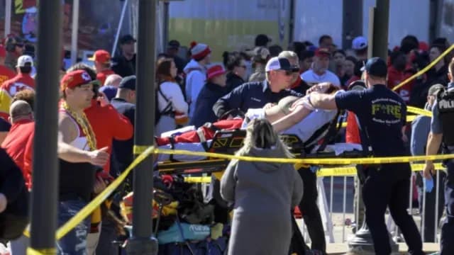 Una mujer es llevada a una ambulancia tras la balacera en celebración del Super Bowl de Kansas City Chiefs. Foto: AP