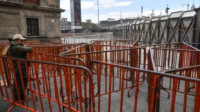 Vallas métalicas al interior de Palacio Nacional
