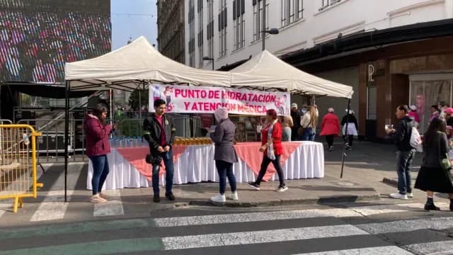 Puntos de huidratación y atención médica por Marcha de la Democracia en el Zócalo CDMX