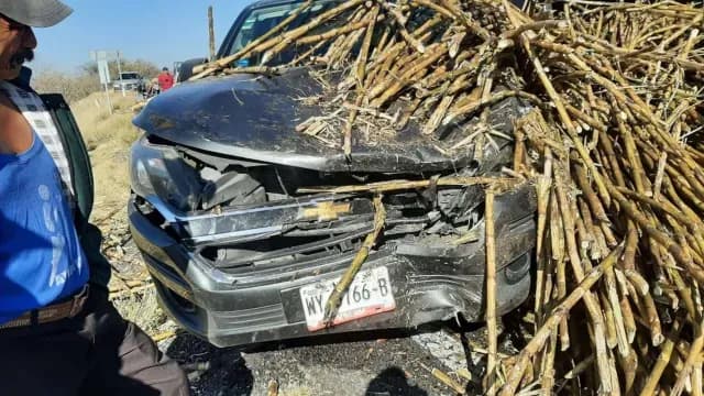 El camión cañero cayó sobre una camioneta la cual dejó con daños severos. Foto: Franco Arteaga | N+