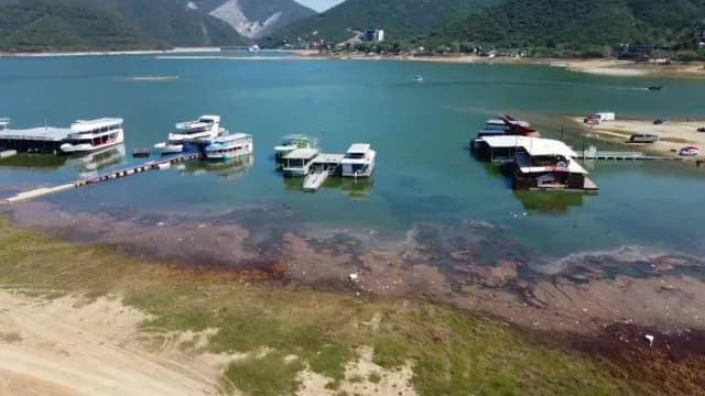 Presa La Boca luce prácticamente vacía; de agua y gente