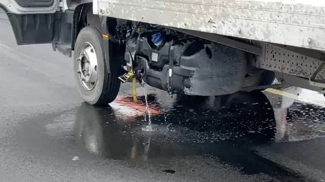 7 vehículos resultaron luego de que una camioneta derramara un líquido blanco
