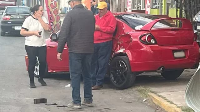 Junto con el negocio, otro vehículo resultó con daños importantes.