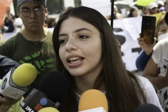 Daniela Parra durante la audiencia de su padre en octubre del 2023