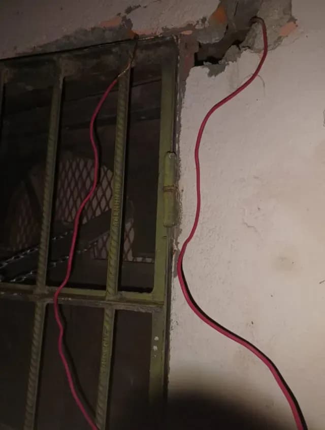 Puerta electrificada en la casa de dos adultos mayores