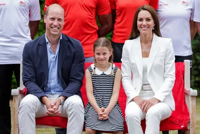 Los duques de Cambridge con su hija Charlotte