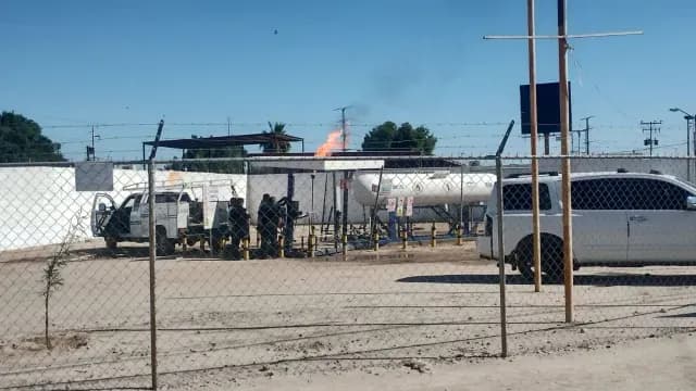 Quema controlada en gasera de la colonia Xochicali en Mexicali. Foto: N+