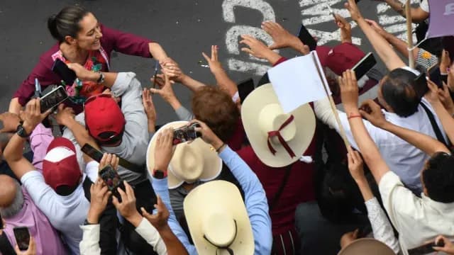 Claudia Sheinbaum saluda a simpatizantes en el Zócalo de la CDMX al arrancar su campaña. Foto: Cuartoscuro