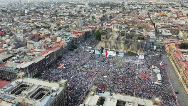 Panorámica del Zócalo capitalino en donde miles de simpatizantes se reunieron en el inicio de la campaña de Claudia Sheinbaum. Foto: Cuartoscuro