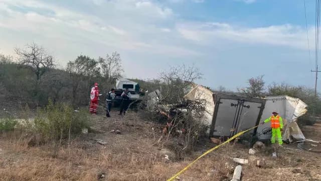 Tráiler vuelca luego de impactarse contra vehículo de refrigeración. Foto: SSP Tamaulipas
