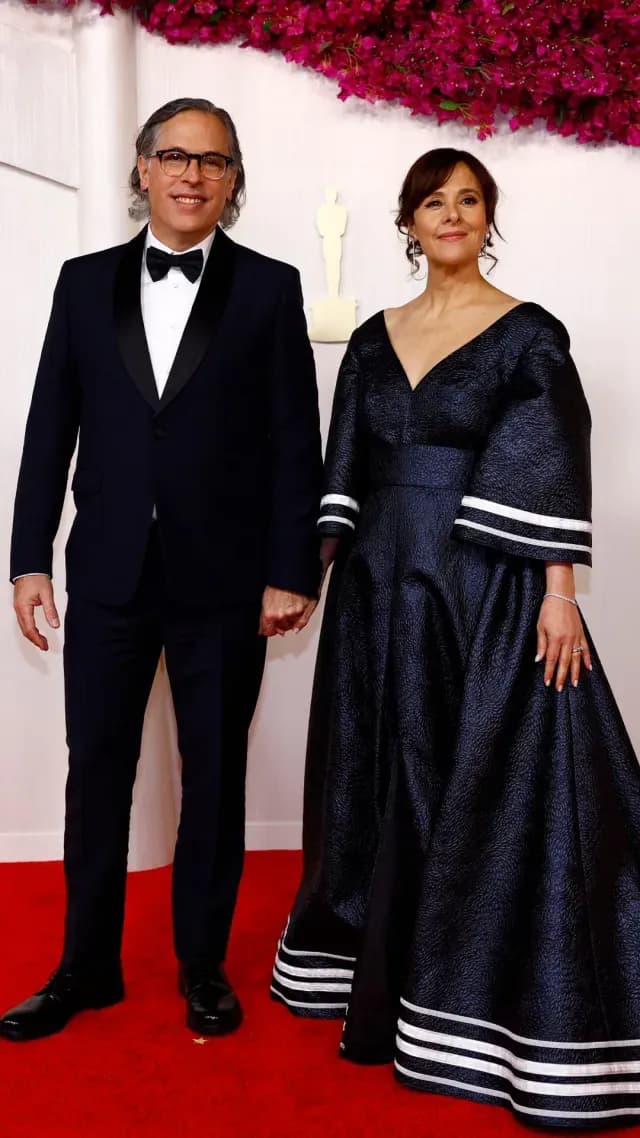 Rodrigo Prieto y su esposa Mónica Prieto posan en la alfombra roja durante las llegadas de los Oscar. El mexicano se encuentra a un paso de ganar su primer Oscar