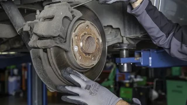 Los frenos de los coches también liberan partículas contaminantes en grandes cantidades