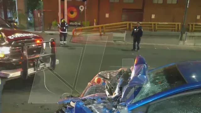 Chocan auto y camión de la basura