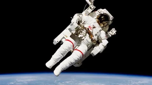 Primera caminata espacial, realizada por Bruce McCandless II en 1984