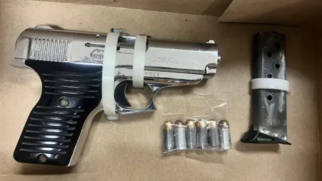 Arma de fuego calibre 380 utilizada en robos a comercios en Mexicali. Foto: FGE