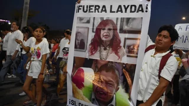 Marcha a favor de policías piden salida de la gobernadora de Campeche