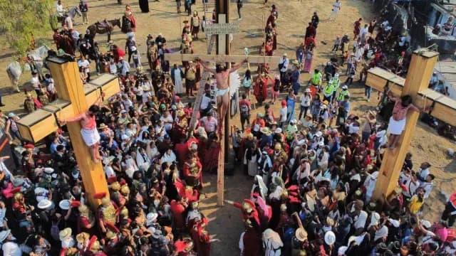 Más de 80 actores representaron el pasaje de la muerte de Jesucristo que culminó con su crucifixión a las 16:12 horas