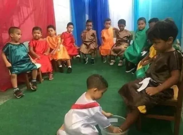 Niños de Kínder Hacen Pasión de Cristo