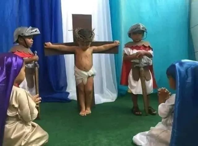 Niños de Kínder Hacen Pasión de Cristo