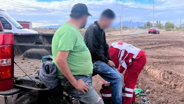 Paramédicos de Cruz Roja atienden volcadura en carretera Santa Isabel en Mexicali. Foto: N+