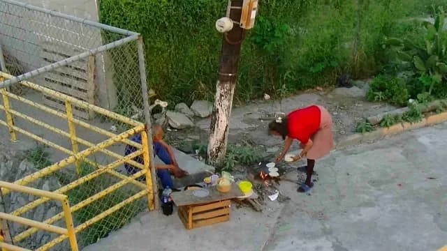 pareja enamorados cocinan calle