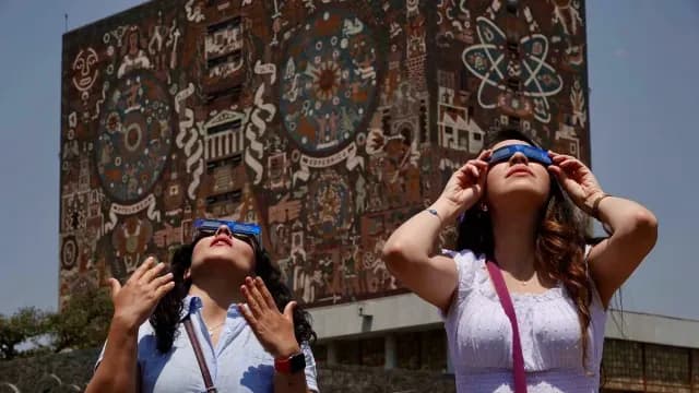 Mujeres admiran el eclipse desde Ciudad Universitaria