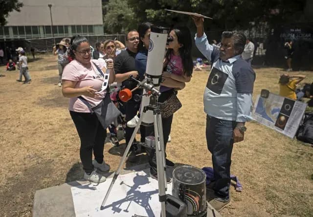 Niña admira el eclipse en el planetario Luis Enrique Erro