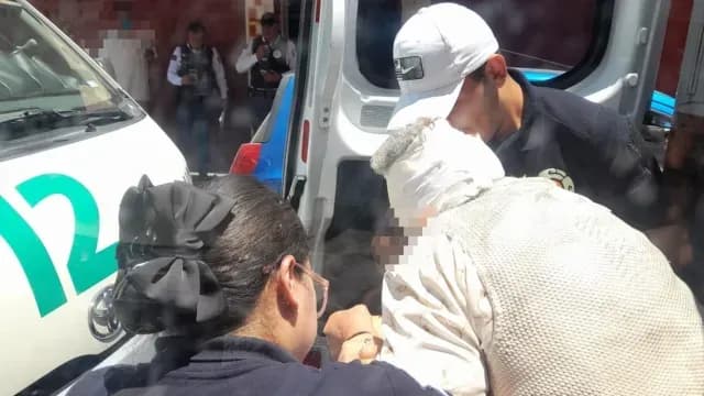 La víctima recibió atención y vendaje en la cabeza tras ser atropellada. Foto: X @PCPueblaCapital