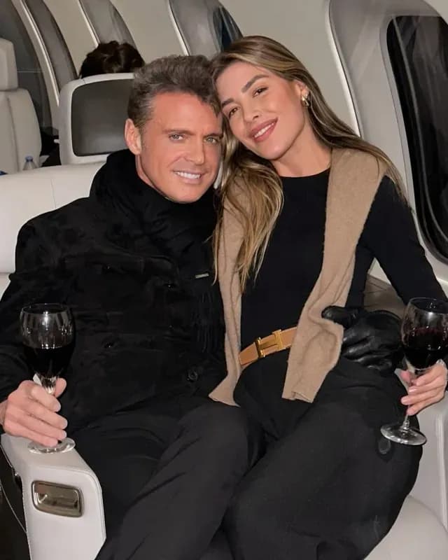 Luis Miguel posa con su hija Michelle Salas en un asiento de avión. Foto: Intagram @michellesalasb