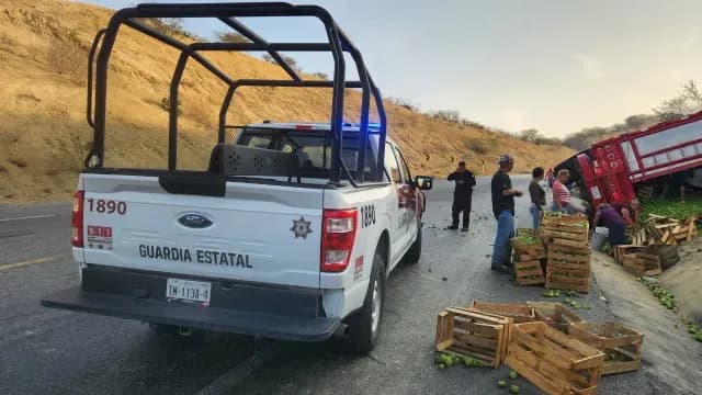 Vuelca Camión con Carga de Tomatillo en Carretera Jaumave-Victoria