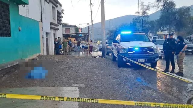 El cuerpo del hombre yacía sin vida sobre la banqueta. Foto: X @virales_mex