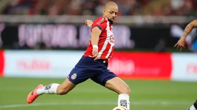 Chicharito tuvo una clara pero no pudo concretar. Foto: EFE