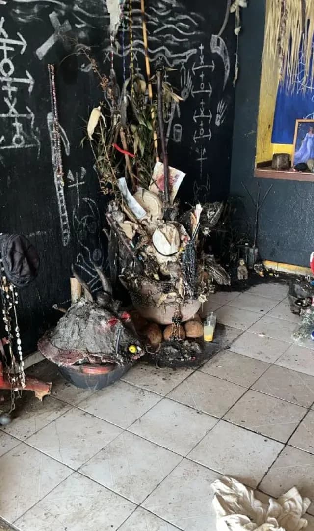 Hallan Altar de Santería con Restos Óseos en Casa de Neza