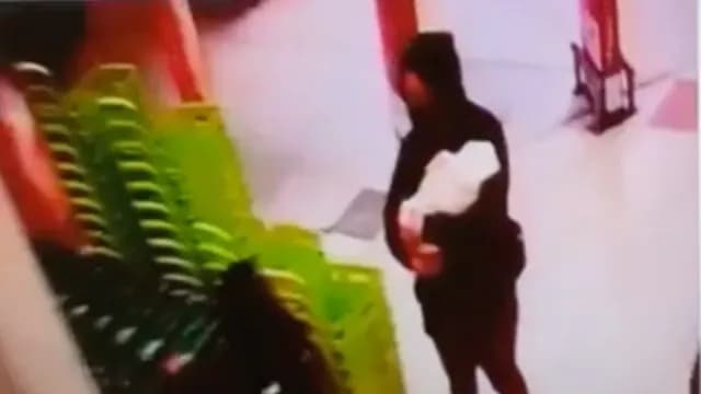 Cámaras de seguridad captan a madre y captora entrando a supermercado en Tijuana. Foto: FGE