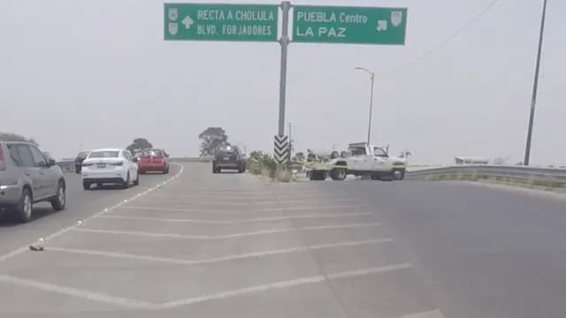 Un operador de pipa bloqueó con su unidad la incorporación a la Recta a Cholula. Foto: Julián Peña | N+