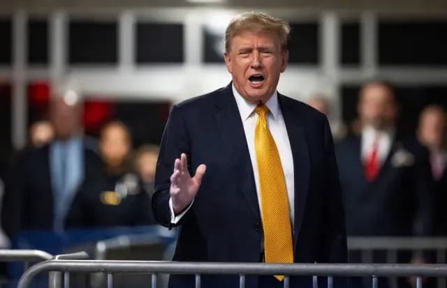 Donald Trump afuera del juzgado en Nueva York