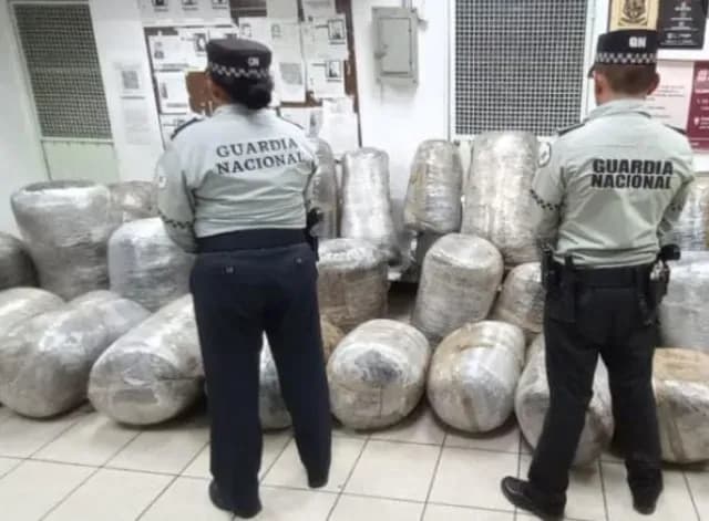 Camioneta Vuelca con 500 Kilos de Marihuana en la México-Toluca