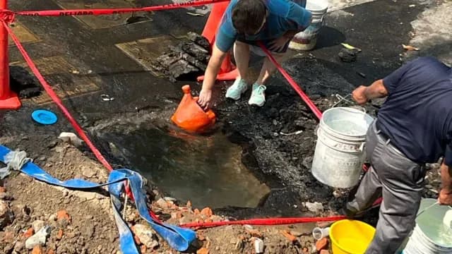 Vecinos recolectan agua de fuga