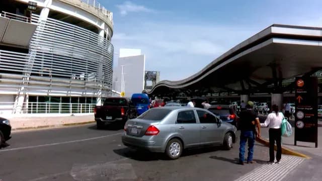 Usuarios denuncian precios altos en el servicio de taxis