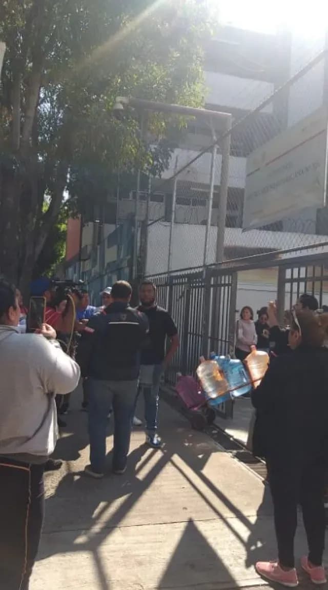 Alumno de Secundaria Amenaza con Pistola a Compañeros de Salón en la GAM