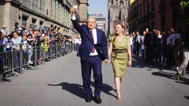 López Obrador muestra su credencial del INE al salir de la casilla donde votó. Foto: Presidencia de la República