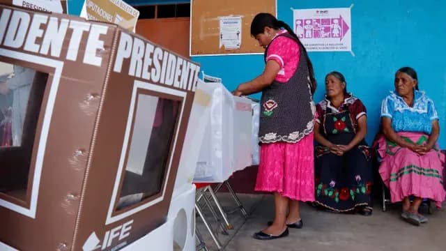 Mujer emite su voto en México
