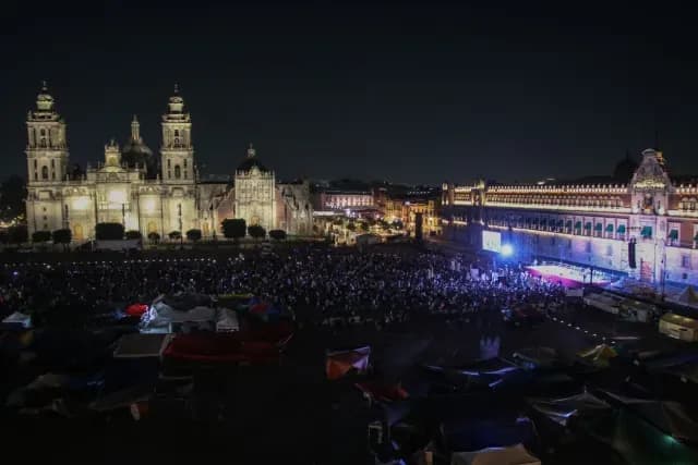 La plancha del Zócalo momentos antes de que subiera Claudia Sheinbaum Pardo
