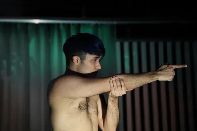 Para Dante Urueta (en la foto), la obra es como un espejo para el espectador y para elles mismes, presentando historias distintas de personas que de alguna manera han vivido violencia a través del género y cómo han transformado esas experiencias.
