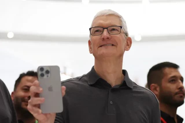 Tim Cook, CEO de Apple, sostiene un iPhone